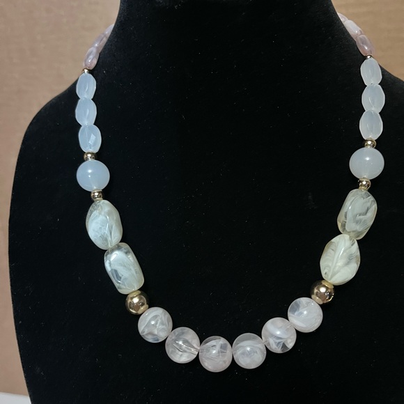 Jewelry - Elegant Beaded Necklace in White and Gold
